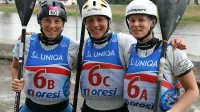 Urša Kragelj (desno) je z reprezentančnima kolegicama Evo Terčelj 
(levo) in Ajdo Novak na ekipni tekmi osvojila bronasto medaljo že 
na svetovnem prvenstvu leta 2013 v Pragi.