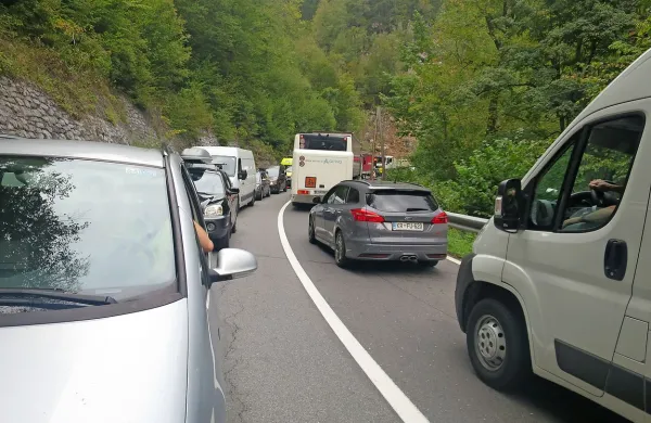 Vozniki na keltiki v Zali raje postavajo v vrstah, kot da bi se podali 
na nevarne obvoze.