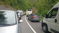 Vozniki na keltiki v Zali raje postavajo v vrstah, kot da bi se podali 
na nevarne obvoze.