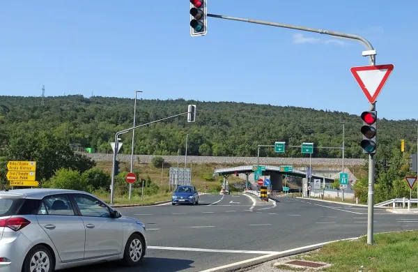 Semaforizirano križišče na izhodu z avtoceste na Kozini naj bi se v 
prihodnjih nekaj mesecih spremenilo v krožišče. 