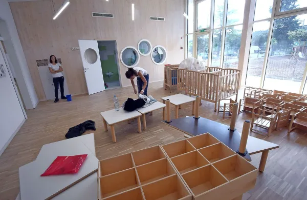 Te dni v nove prostore vrtca nameščajo opremo in pohištvo. 