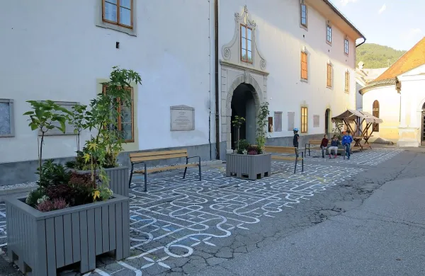 Dobrodošla ukinitev parkirišč pred zgodovinskim magazinom, a 
trg bo še ostal zaparkiran. 