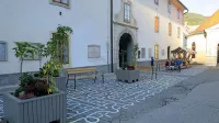 Dobrodošla ukinitev parkirišč pred zgodovinskim magazinom, a 
trg bo še ostal zaparkiran. 
