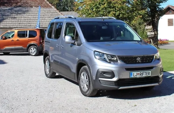 Rifter je precej bolj razposajen in terenski od bratranca.