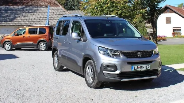 Rifter je precej bolj razposajen in terenski od bratranca.