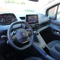 Notranjost je prepoznavna po značilnem Peugeotovem i-cockpitu.