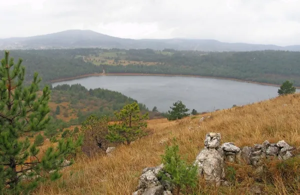 Petelinjsko jezero, eno od Pivških presihajočih jezer, želijo v 
sklopu Klasičnega krasa vpisati na Unescov seznam svetovne 
dediščine. 