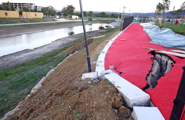 Podor zemljine je povzročil globoko luknjo.