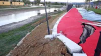 Podor zemljine je povzročil globoko luknjo.