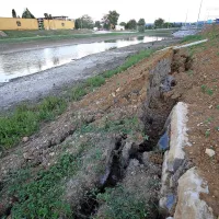 Zdrsnila je tudi brežina ob kanalu Grande. 