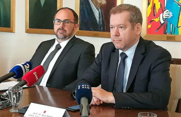 Dekan Filozofske fakultete dr. Roman Kuhar (levo) in rektor 
Univerze v Ljubljani dr. Igor Papič. 