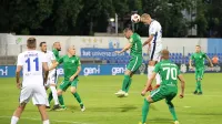Žiga Lipušček (v skoku, v belem dresu) je načel mrežo Olimpije na prvem medsebojnem obračunu v letošnji sezoni.