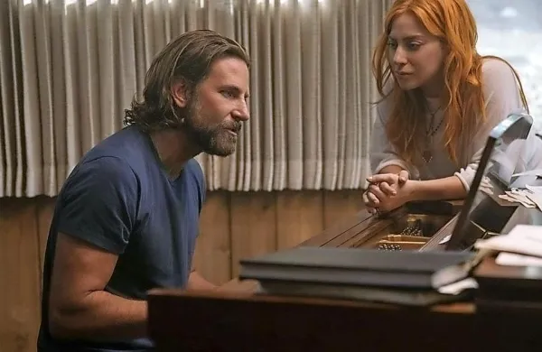 Bradley Cooper in Lady Gaga sta vse skladbe odpela v živo, med 
snemanjem filma.