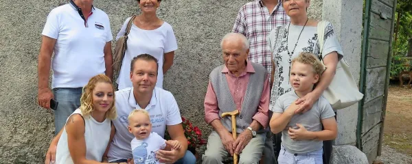 Stano Lavrenčič s svojo družino ob spominskih ploščah v Kosoveljah