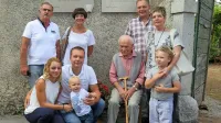 Stano Lavrenčič s svojo družino ob spominskih ploščah v Kosoveljah