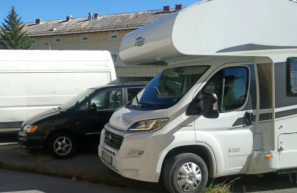 Avtodom fiat ducato in črni ford c-max sta bila še včeraj parkirana v Ilirski Bistrici.