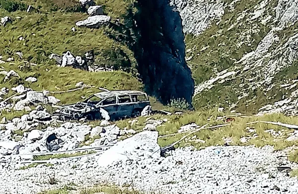Uničen nemški volvo je obstal 70 metrov pod cesto, tik nad 
prepadno steno. V avtu je najverjetneje zgorela 45-letna Nemka. 
