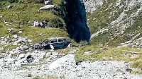 Uničen nemški volvo je obstal 70 metrov pod cesto, tik nad 
prepadno steno. V avtu je najverjetneje zgorela 45-letna Nemka. 