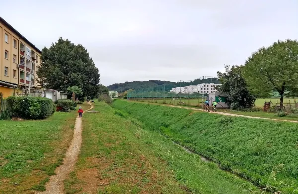 Stanovalci odločno oporekajo gradnji kolesarske in peš poti na severnem bregu Korna. Na občini mirijo in poudarjajo, da se pogovarjajo 
prav zato, da bi našli ustrezne rešitve. 