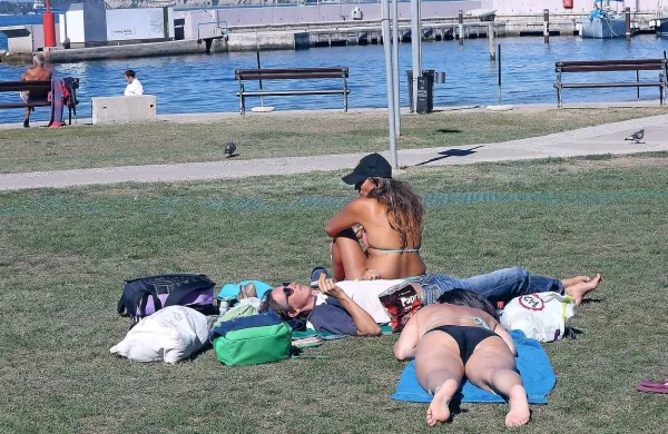 Na koprskem kopališču so se včeraj nekateri  sončili, danes se jih 
bo verjetno še več.     