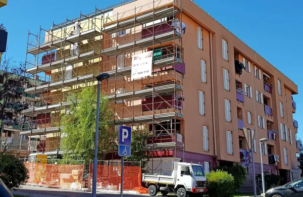 Delavci podjetja Šehu pročelje obnavljajo po navodilih cenilca in 
izvedenca gradbene stroke Salka Pivaća, ki je po naročilu koprske 
občine izdelal izvedeniško mnenje. 