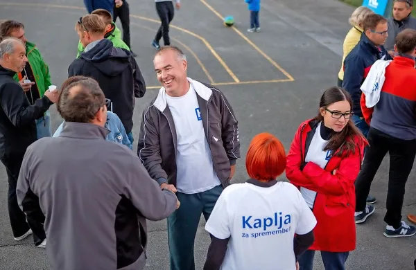 Damijan Kapelj, podjetnik in športnik, je kandidaturo najavil v 
svojem slogu - na košarkarskem igrišču, kjer je odigral turnir trojk 
in se srečal z zainteresiranimi občani. 