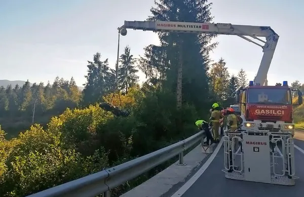 Idrijski gasilci so v četrtek popoldne motorno kolo ponesrečenega 
20-letnega Idrijčana dvignili iz globeli.