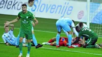 Nesrečnima Gregi Sorčanu in Žigi Lipuščku so ob koncu prvega 
polčasa četrtkove tekme v Stožicah morali nuditi prvo pomoč.