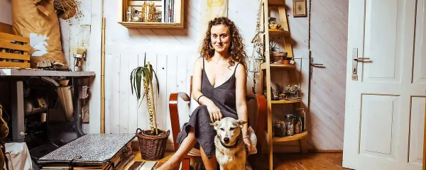 Anja D. Sešek v svojem ateljeju