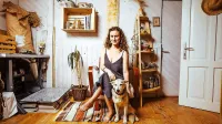 Anja D. Sešek v svojem ateljeju
