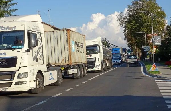 Zaradi povečanega prometa tovornjakov so domačini ob cestah Kozina-Starod in Postojna-Jelšane 
pripravljeni terjati odškodnino. 