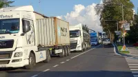 Zaradi povečanega prometa tovornjakov so domačini ob cestah Kozina-Starod in Postojna-Jelšane 
pripravljeni terjati odškodnino. 
