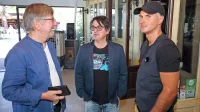 Z leve: Slavko Ivančić, pevec  in basist idrijskih Kingstonov Dare 
Kaurič ter  Rok Lunaček, frontman  Flirrtov, pa tudi avtor skladbe 
Nekoč, tako glasbe kot besedila.  
