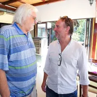 Samo ugibamo lahko, o čem sta govorila Vito Divac (levo) in Vanja 
Vardjan. Prvi je upokojeni novinar Dela, avtor biografije o Tini 
Maze in novopečeni Izolan, drugi odgovorni urednik Razvedrilnega programa TV Slovenija.    