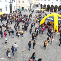 Sprejem brucev Univerze na Primorskem na koprskem Titovem 
trgu