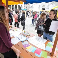 Sprejem brucev Univerze na Primorskem na koprskem Titovem 
trgu
