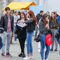 Sprejem brucev Univerze na Primorskem na koprskem Titovem 
trgu
