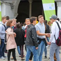 Sprejem brucev Univerze na Primorskem na koprskem Titovem 
trgu