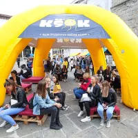Sprejem brucev Univerze na Primorskem na koprskem Titovem 
trgu