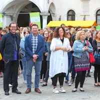 Sprejem brucev Univerze na Primorskem na koprskem Titovem 
trgu