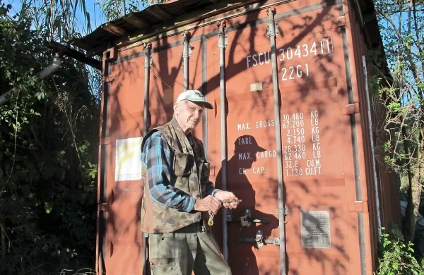 Angel Pucer pred starim luškim zabojnikom, v katerem hrani 
orodje.