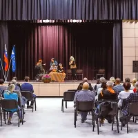 Kobjeglavska dvorana je s prenovo dobila tudi lepo notranjost, 
tlake, zavese in še marsikaj, kar so v soboto preskusili tudi 
nastopajoči in obiskovalci.