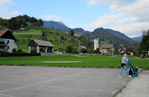 Na tem mestu bi gradili nadomestni trgovski center, a Eta še ni 
dala soglasja za dovoz čez njena parkirišča.