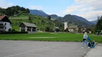 Na tem mestu bi gradili nadomestni trgovski center, a Eta še ni 
dala soglasja za dovoz čez njena parkirišča.