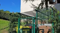 Marjetica Koper je na željo stanovalcev in v dogovoru s KS ekološki 
otok ob bloku na Kvedrovi cesti na Markovcu ogradila in zaklenila. 