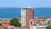 Tomosov blok bo ohranil značilno rdečo barvo pročelja, dodali pa mu bodo jekleno konstrukcijo s senčili na južni fasadi. 