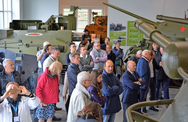 Udeleženci konference so se sprehodili skozi razstave in zbirke 
parka.

