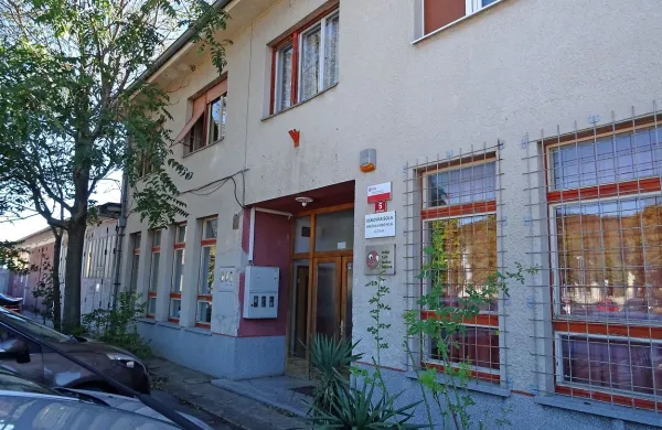 V starem gasilskem domu so trenutno  zasebna jezikovna šola, 
logopedska ambulanta, šolska kuhinja in stanovanje v zasebni 
lasti.  