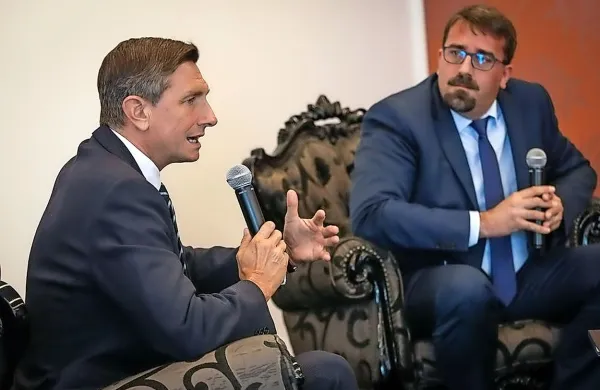 Pogovor s predsednikom Borutom Pahorjem na kongresu občin 
Slovenije je vodil ajdovski župan Tadej Beočanin.
