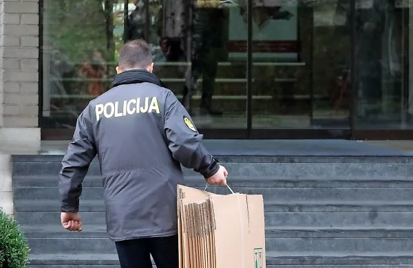  Na sumljive sporne poslovne poteze je najprej opozoril žvižgač, ki je o tem anonimno obvestil komisijo 
za preprečevanje korupcije, ta pa policijo. Kazniva dejanja naj bi se zgodila med leti 2011 in 2013. 